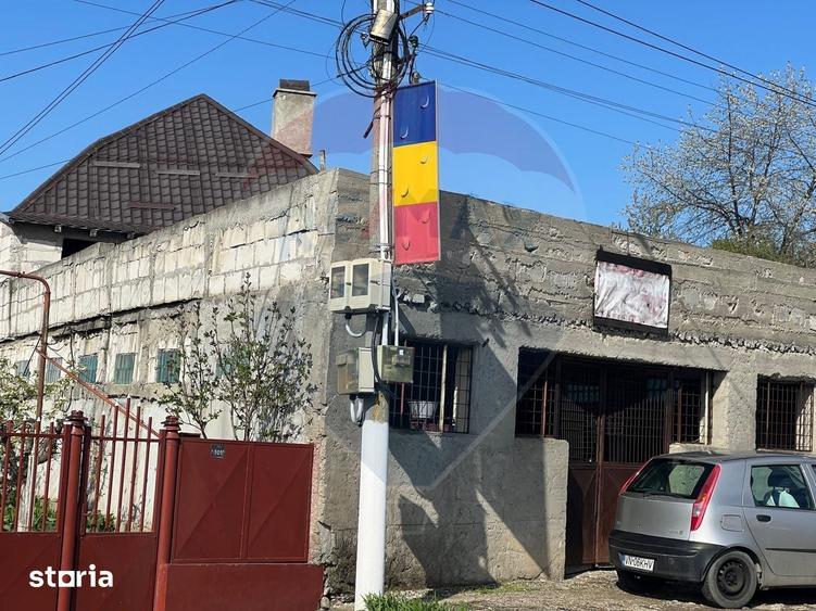 Casă cu 6 camere cu Teren 700 Mp în Străoane