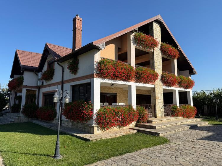 Casă individuală cu 10 camere cu Canalizare în Roman