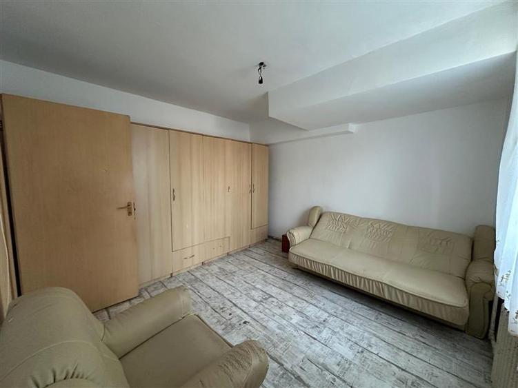 Apartament cu 2 camere semidecomandat, mobilat în Moroasa 2