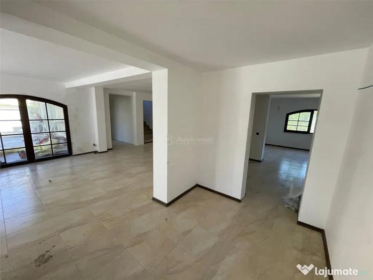 Casă cu 9 camere cu Teren 280 Mp în Petrești