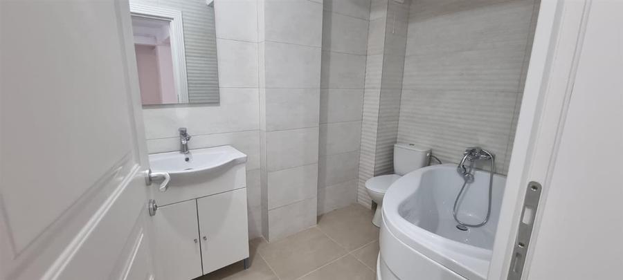 Apartament cu 3 camere semidecomandat în Popas Păcurari