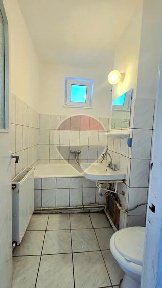 Apartament cu 3 camere semidecomandat în Nord