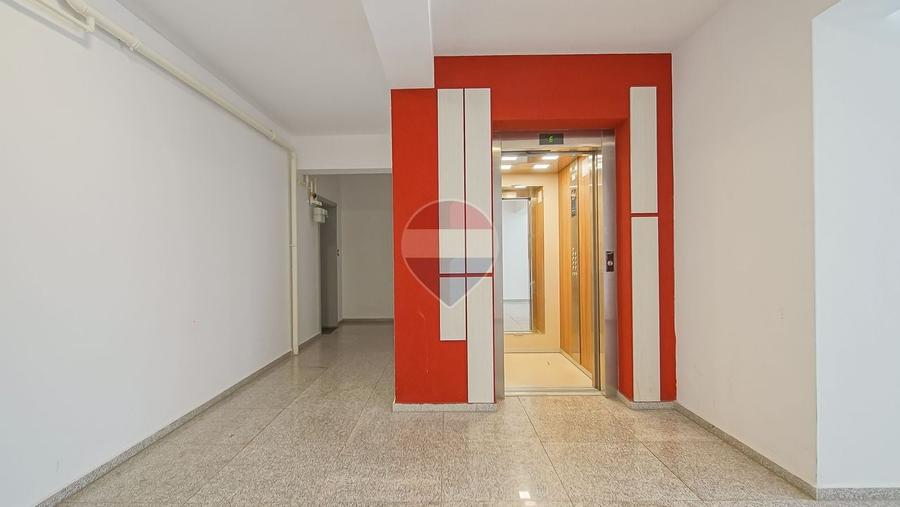 Apartament cu 3 camere decomandat în Tractorul