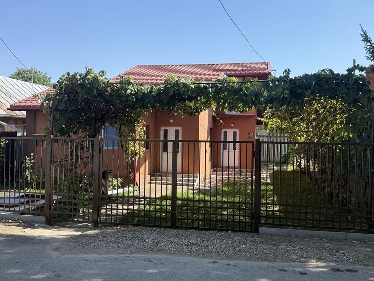 Casă cu 4 camere în Tătărani