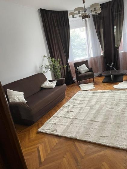 Casă individuală cu 8 camere cu Canalizare în Central