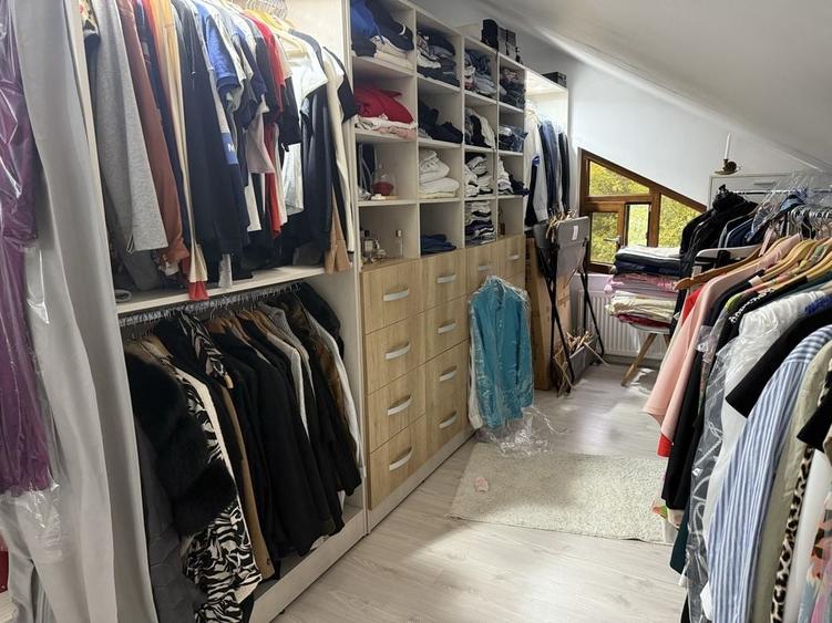 Casă cu 4 camere în Bujoreni
