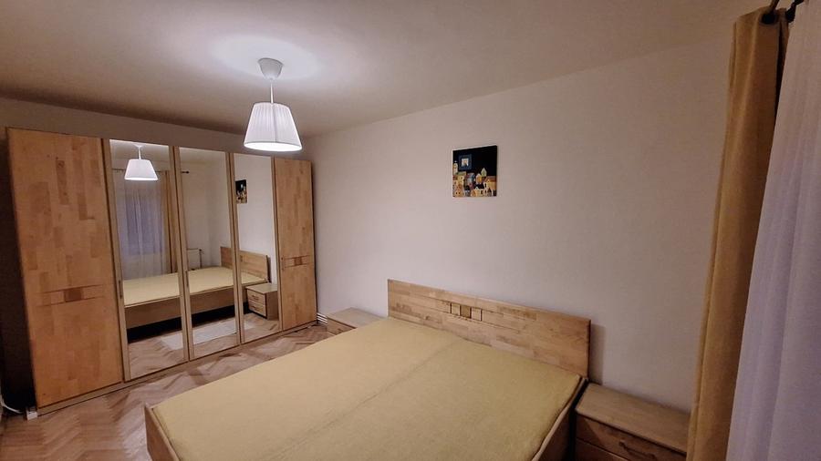 Apartament cu 4 camere decomandat, mobilat în Aradului