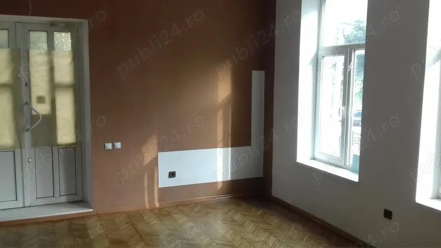 Casă cu 6 camere cu Teren 800 Mp în Central