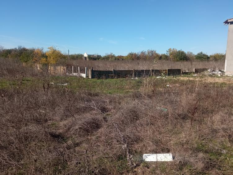 Teren Construcții intravilan de 450 mp, în Est
