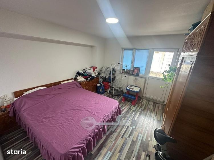 Apartament cu 4 camere decomandat în Nicolina