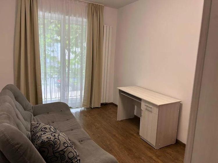 Apartament cu 2 camere semidecomandat, mobilat în Centru Civic