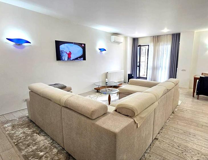 Apartament cu 4 camere semidecomandat, mobilat în Pipera