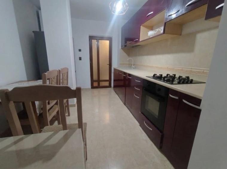 Apartament cu 3 camere decomandat, mobilat în Central