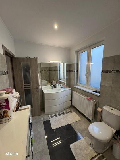 Casă cu 7 camere cu Teren 670 Mp în Recea