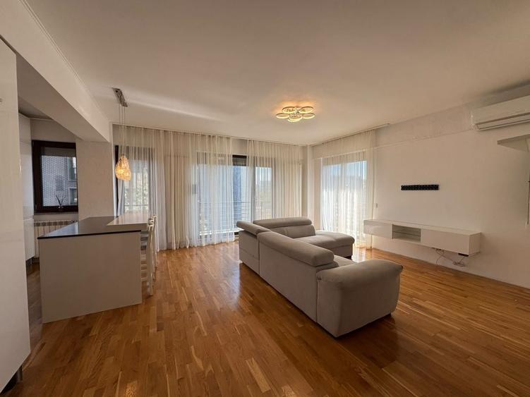 Apartament cu 3 camere semidecomandat în Băneasa