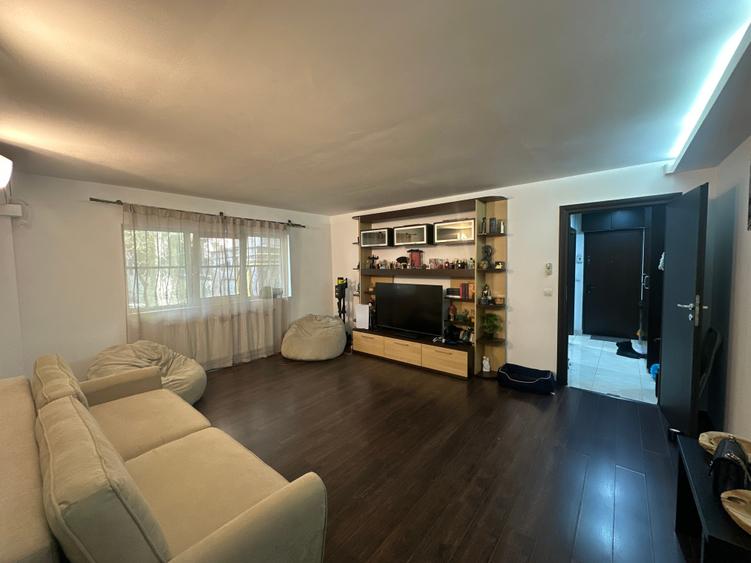 Apartament cu 3 camere semidecomandat, mobilat în Drumul Taberei