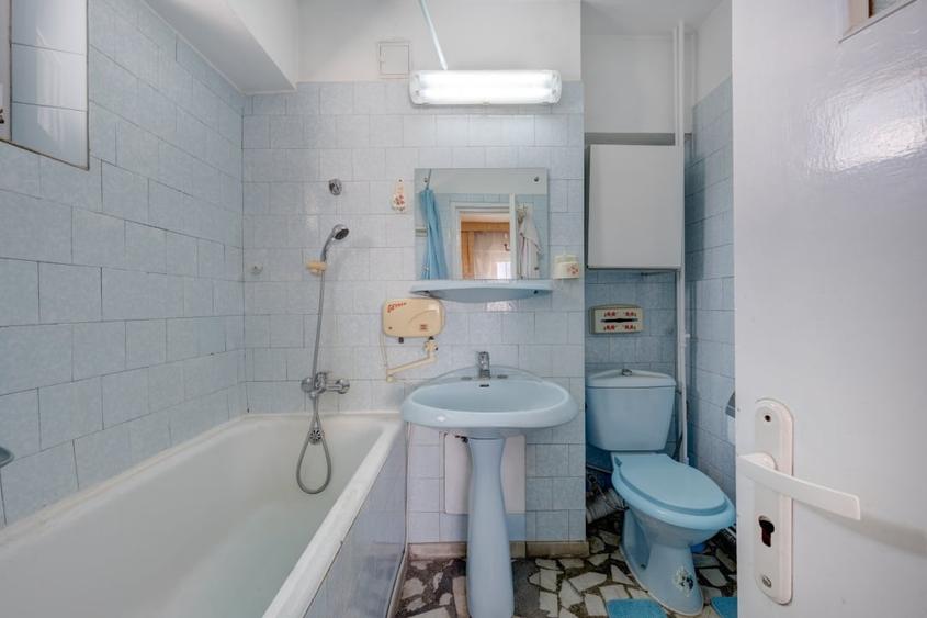 Apartament cu 4 camere semidecomandat, mobilat în 1 Mai