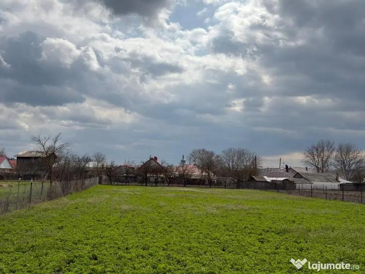 Casă cu 4 camere cu Teren 1000 Mp în Bodești
