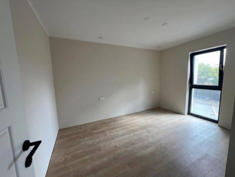 Apartament cu 3 camere semidecomandat, mobilat în Între Lacuri
