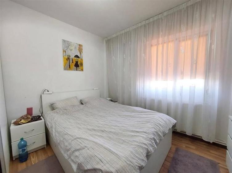 Apartament cu 3 camere semidecomandat în Balta Albă