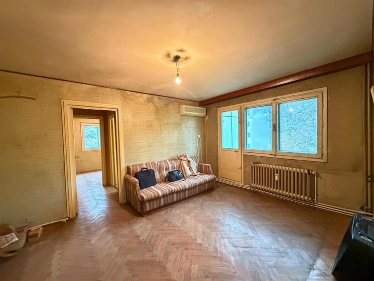 Apartament cu 3 camere semidecomandat în Podu Roș