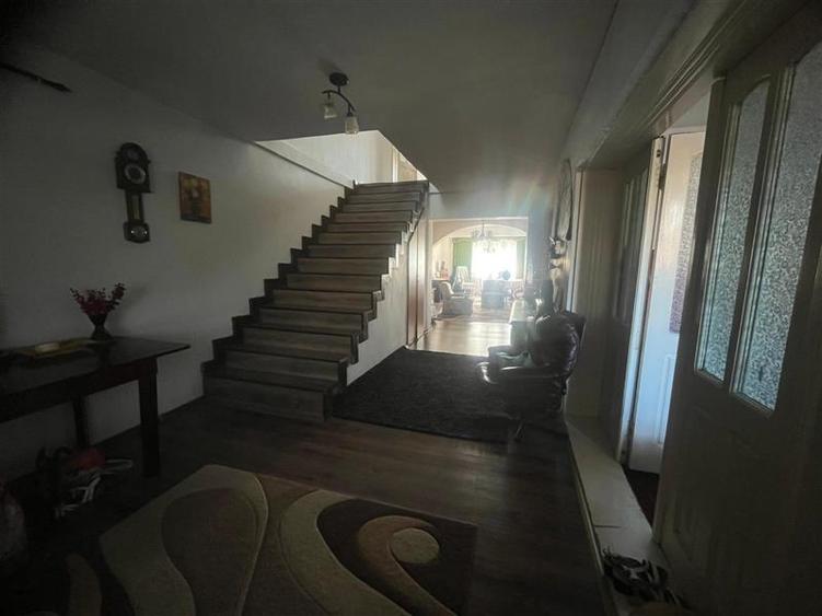Casă individuală cu 8 camere cu Canalizare în Periferie