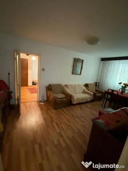 Apartament cu 3 camere semidecomandat în Rahova