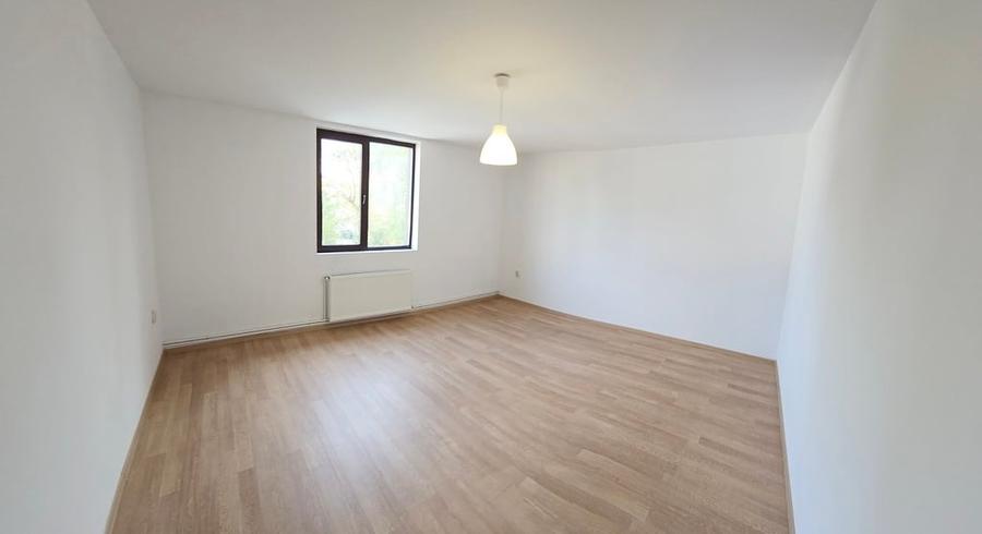 Apartament cu 4 camere decomandat în Băneasa