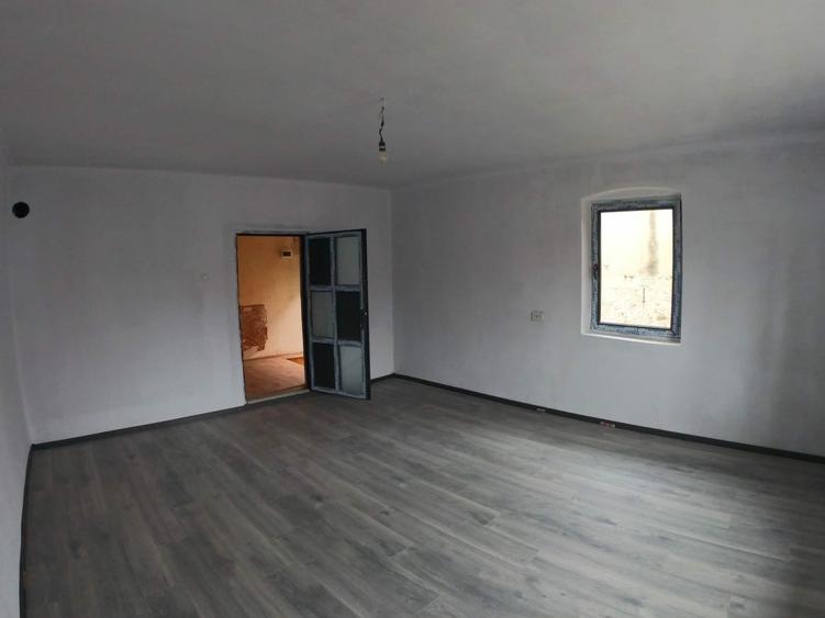Casă cu 4 camere în Lotrioara