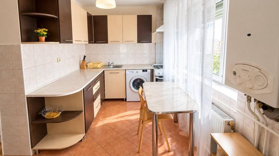 Apartament cu 2 camere decomandate, 52mp, etaj intermediar, finisat, mobilat si utilat, in zona Intr - 3