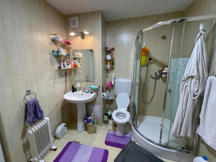 Apartament cu 3 camere semidecomandat în Europa