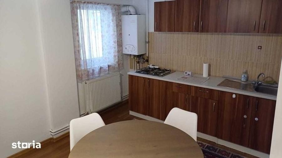 Apartament cu 3 camere semidecomandat în Central