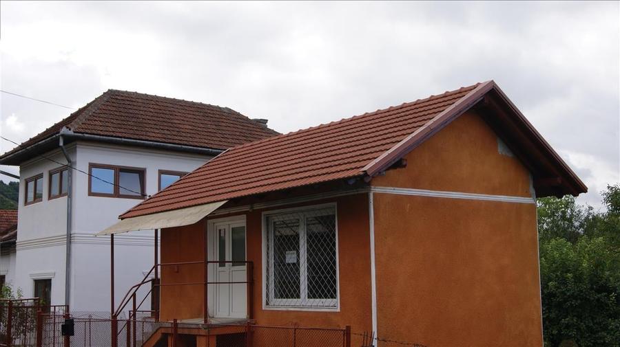 Casă individuală cu 6 camere cu Canalizare în Est