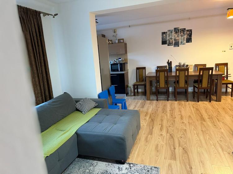 Apartament cu 3 camere decomandat în Est