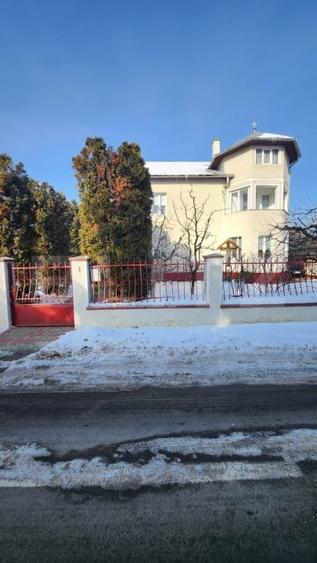 Casă individuală cu 5 camere cu Canalizare în Decebal