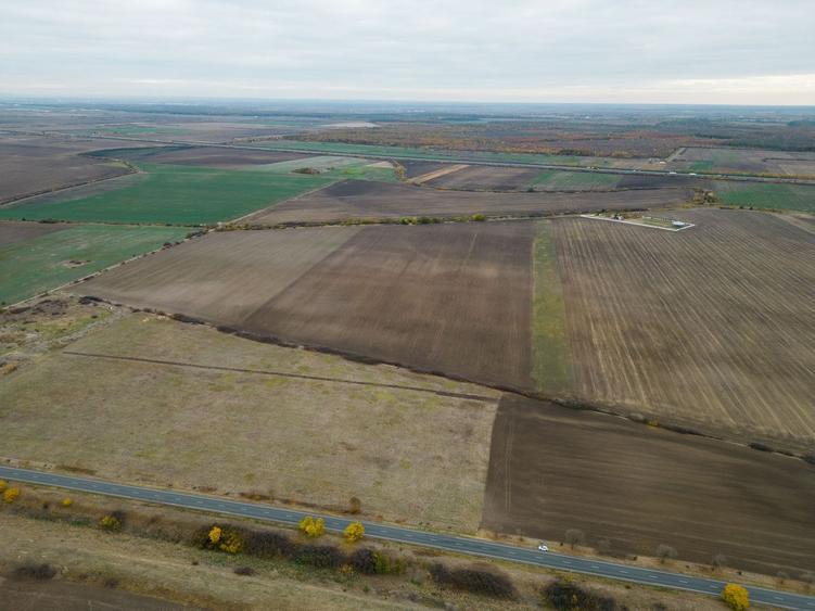Teren agricol extravilan de 22500 mp, în Est