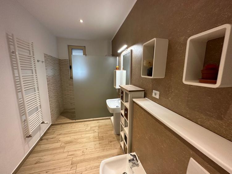 Apartament cu 3 camere decomandat, mobilat în Central