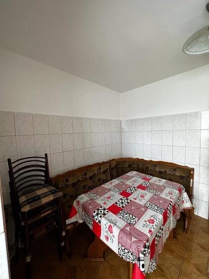 Apartament cu 3 camere decomandat, mobilat în Poarta 6