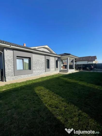 Casă cu 4 camere cu Teren 654 Mp în Satu Nou de Jos