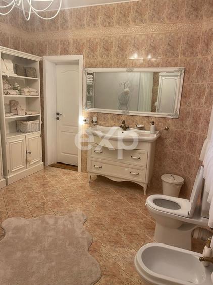Casă individuală cu 10 camere cu Canalizare în Micro 6