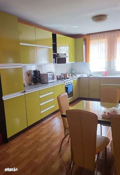 Casă cu 6 camere cu Teren 2500 Mp în Fulga