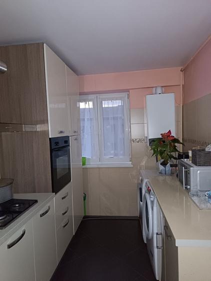Apartament cu 3 camere semidecomandat în Sud