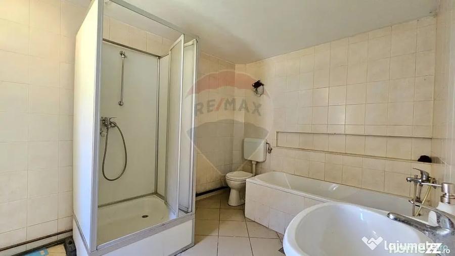 Casă cu 7 camere cu Teren 1151 Mp în Central