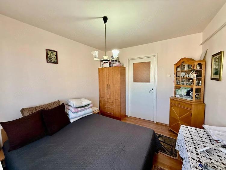 Apartament cu 3 camere semidecomandat în Gojdu