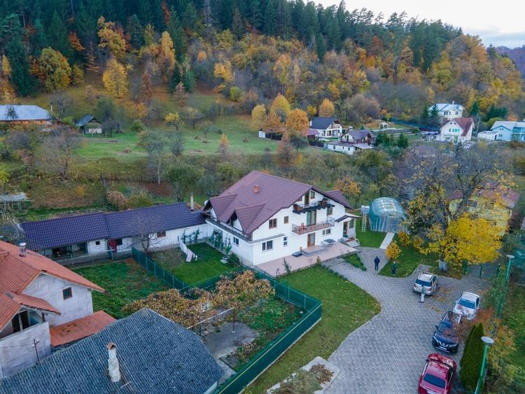 Casă individuală cu 8 camere cu Teren 1318 Mp în Central