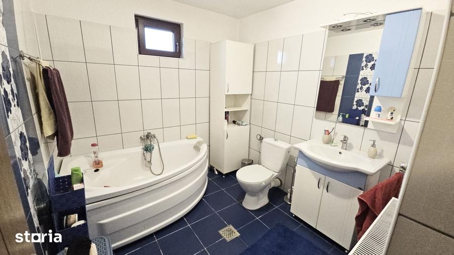 Casă cu 5 camere cu Teren 768 Mp în Poienarii Burchii