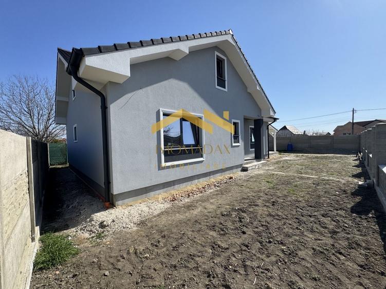 Casă individuală cu 4 camere cu Canalizare în Utvin