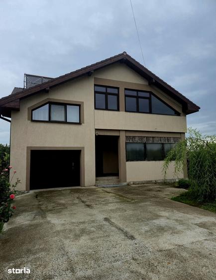 Casă cu 5 camere cu Teren 990 Mp în Ghercești