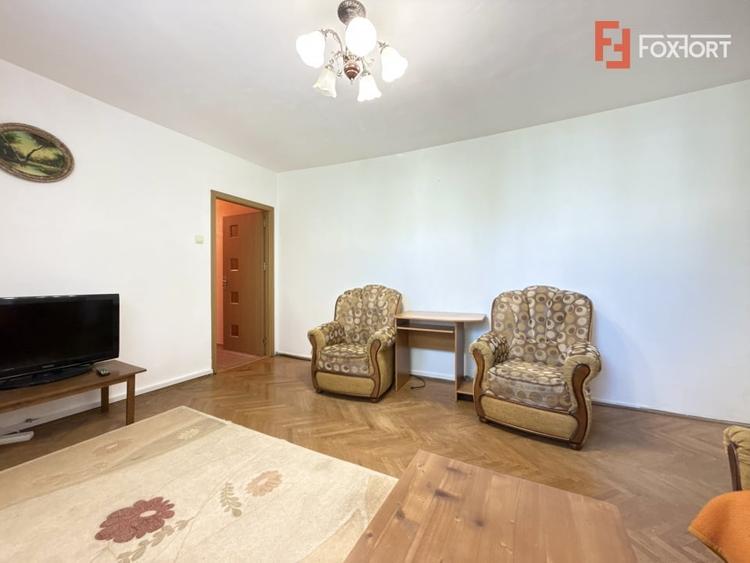 Apartament cu 3 camere semidecomandat, mobilat în Dacia