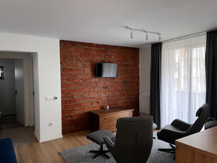 Apartament cu 2 camere semidecomandat, mobilat în Central